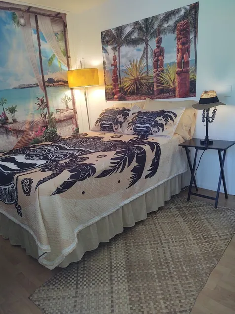 \"Puna Tiki\"  is a Bedroom w/small bath, mini fridge & microwave - Image 1