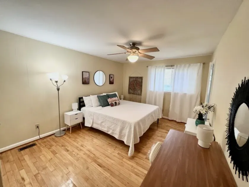 *Comfortable Townhome * King Beds * Long Term* - Image 1