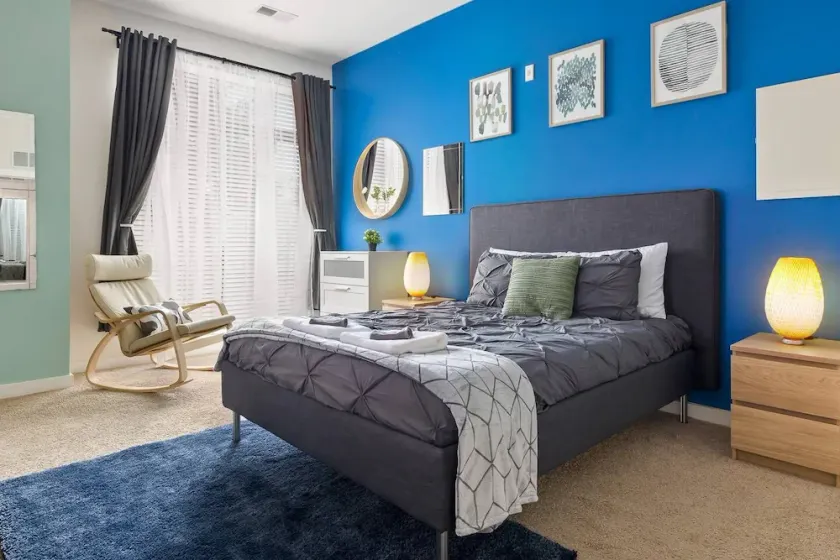 Studio Townhouse in Uptown King Bed-Wi-Fi-Full Kitchen- Washer & Dryer - Image 1