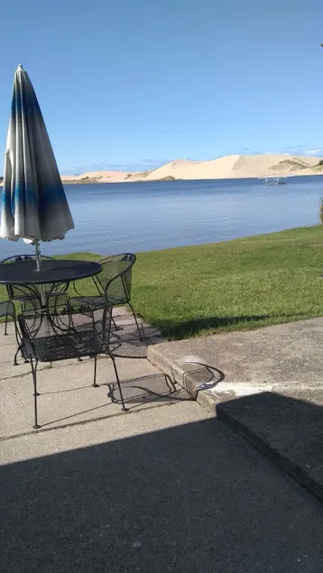 3 bedroom cottage directly on beautiful Silver Lake - Image 1