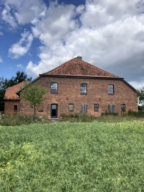 Lovingly converted workshop in former stable building - Image 1