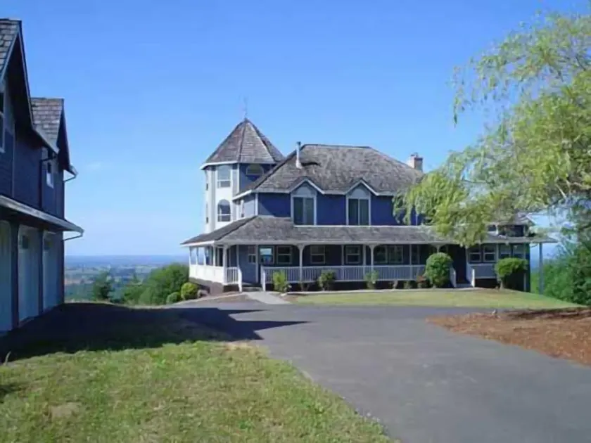 Secluded large home. Wooded setting. Easy commute to downtown. - Image 1