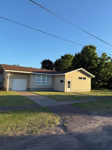 3 bed 1 bath ranch style home a half a block to trail and 10 mins to MTU - Image 1