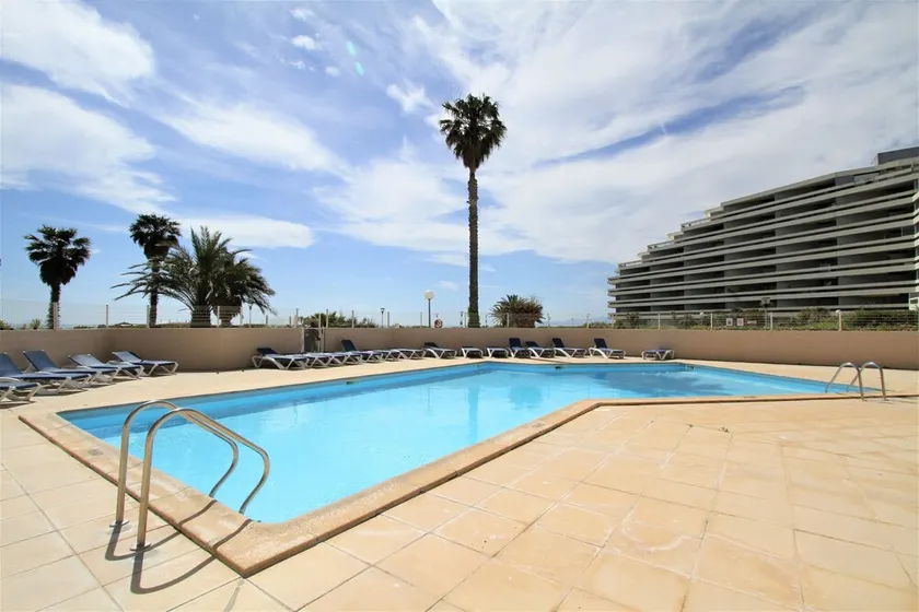 3 værelser ved strandpromenaden med pool og parkering - Image 1