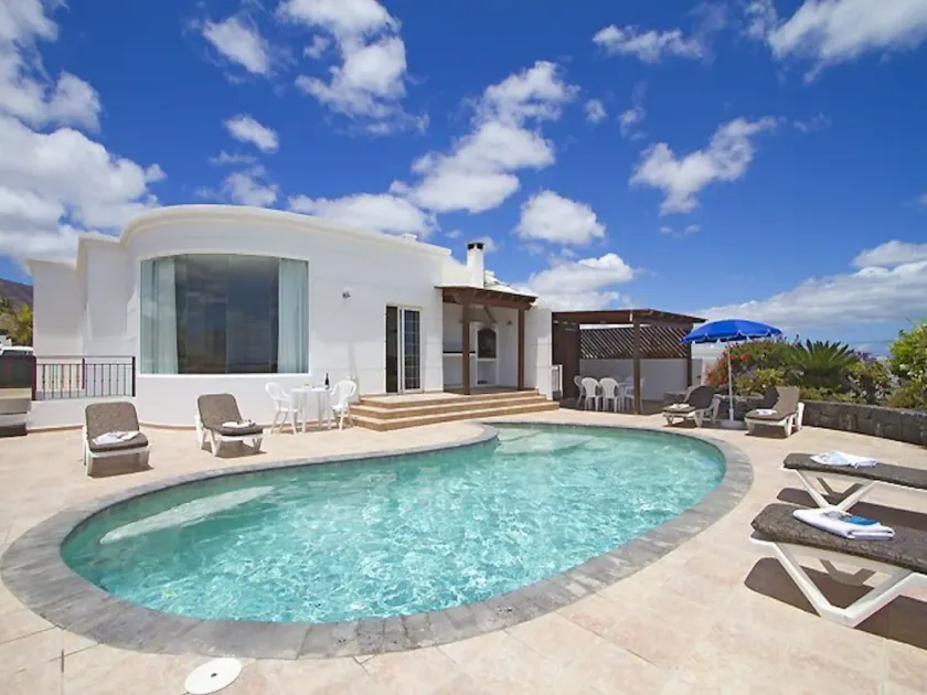 Villa Calero Acentejo | Wonderful 5 Bedroom Villa | A Short Stroll to the Resort Centre | Playa Blanca - Image 1