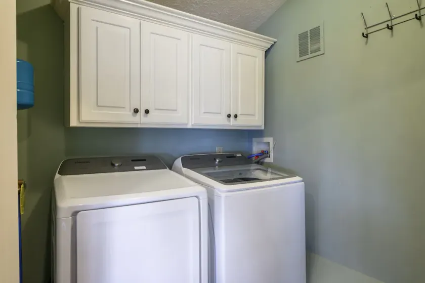 Luxe Retreat with Panoramic Views, Hot Tub & Sauna, mins to Hatley Point - Image 1