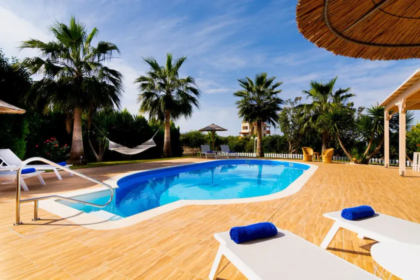 A beautiful 2-bedroom villa Pelagos, a private pool, bar, BBQ and large garden - Image 1