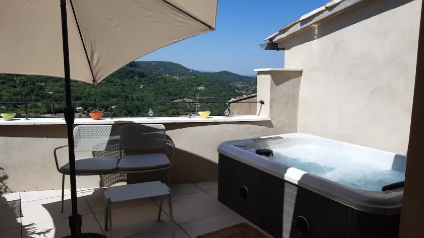 House with SPA, in a hilltop village in the Luberon - Image 1