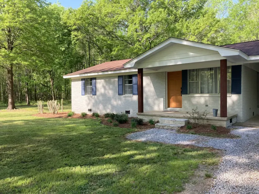 Bougie Residence in a Country Setting near Enid and Grenada Lake - Image 1