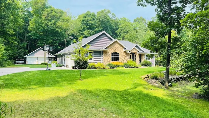 Beautiful Country Home Near Popular Hot Spots! - Image 1