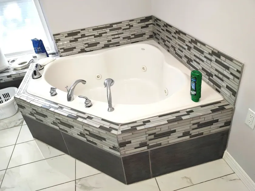 Annapolis Spa Retreat, Sauna, Jacuzzi, King Bed Couples Quiet Loft Apt. Getaway - Image 1