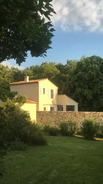 Hus med pool ved foden af Luberon - Image 1