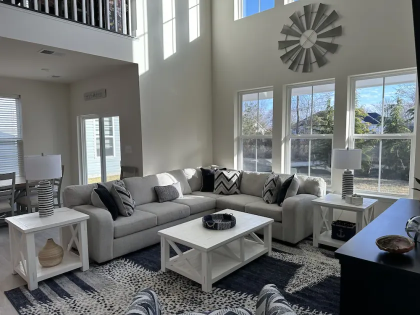 5BR home, pools & amenities, minutes to beach - Image 1