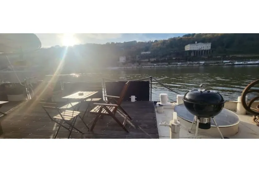 Atypical, peaceful houseboat in Confluence - Image 1
