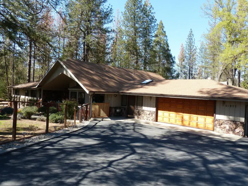 SIERRA ESCAPE! SPACIOUS COUNTRY HOUSE WITH POOL & SPA--20 MINUTES FROM YOSEMITE! - Image 1