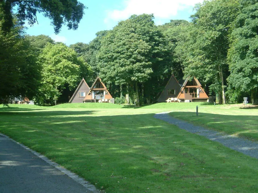 Luxury lodge on spacious country estate. Own hot tub. Free gym, pool & more - Image 1