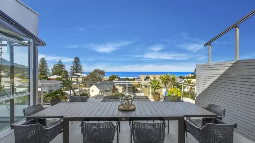 WARRALONG - STUNNING VIEWS, SHORT WALK TO NORTH AVOCA BEACH - Image 1