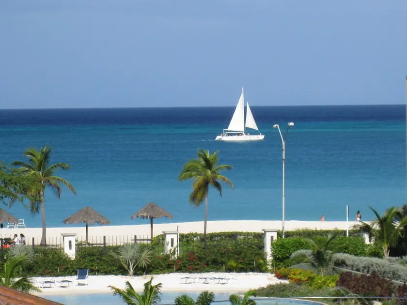 EAGLE BEACH - OCEAN FRONT LUXURY CONDO - AMAZING VIEWS! - Image 1