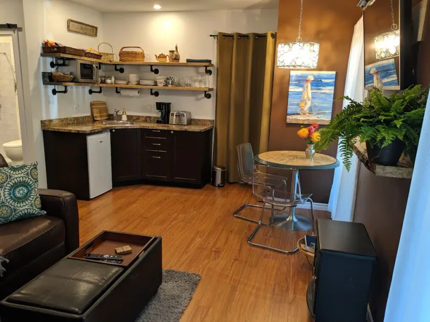 Quiet hideaway near Sidney, BC with king bed, kitchenette and private bathroom - Image 1