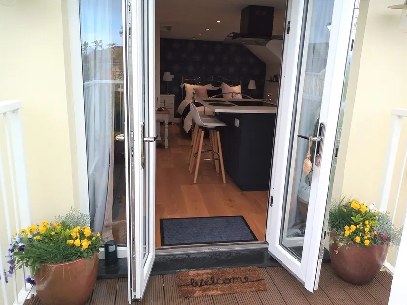 Self catering apartment for 2 + cot - dog friendly, near Bideford, North Devon - Image 1