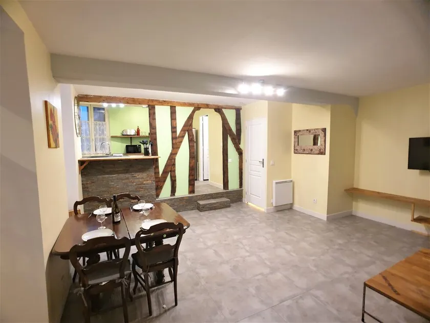 F2 in the heart of town with troglodyte room - Image 1