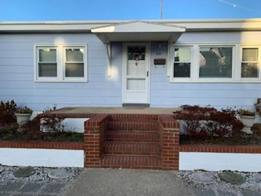 3rd from the beach!! Super Cute Bungalow!! - Image 1