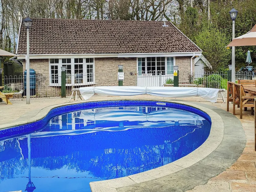 2 bedroom accommodation in Looe - Image 1
