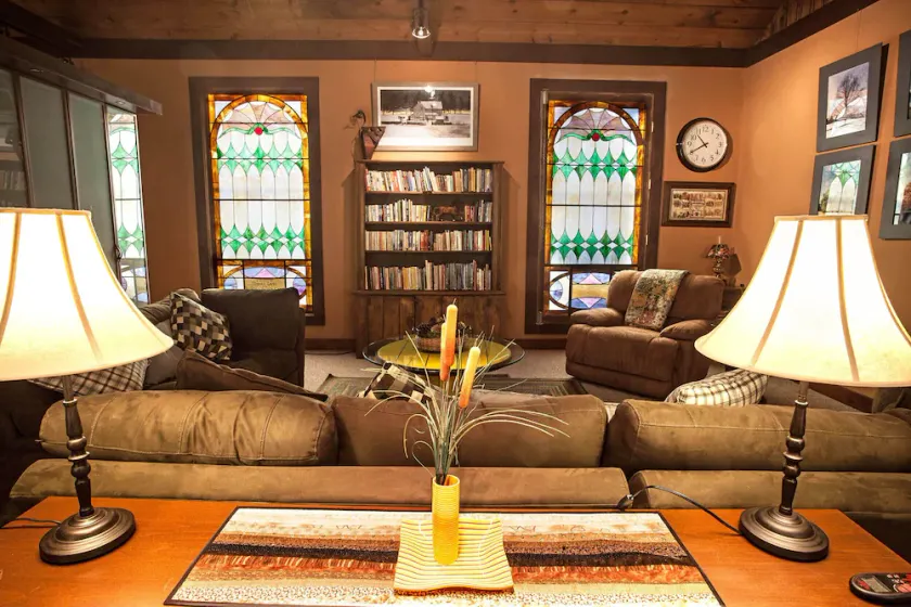 Vintage BARN Apartment-POOL-HotTub-FirePit-Hiking-Museums-Theater-Pets welcome! - Image 1