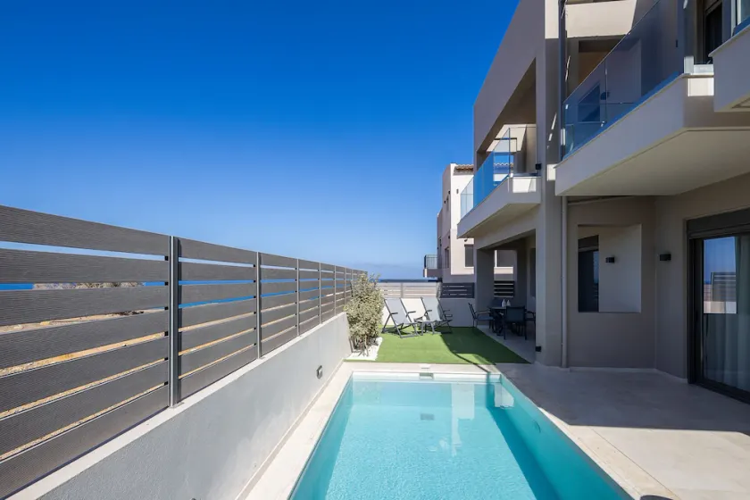 Modern facilities, walking distance to the beach! - Image 1