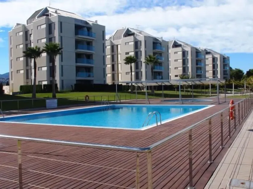 Appartamento con due camere da letto in urbanizzazione con campo da paddle. - Image 1