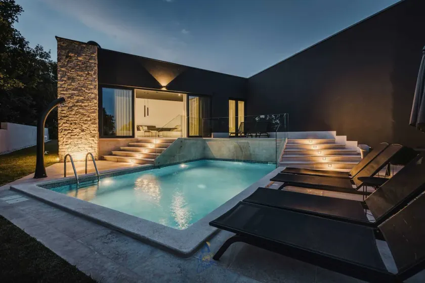 Modern villa for 6 guests with pool, surrounded by pine forest, near beach - Image 1