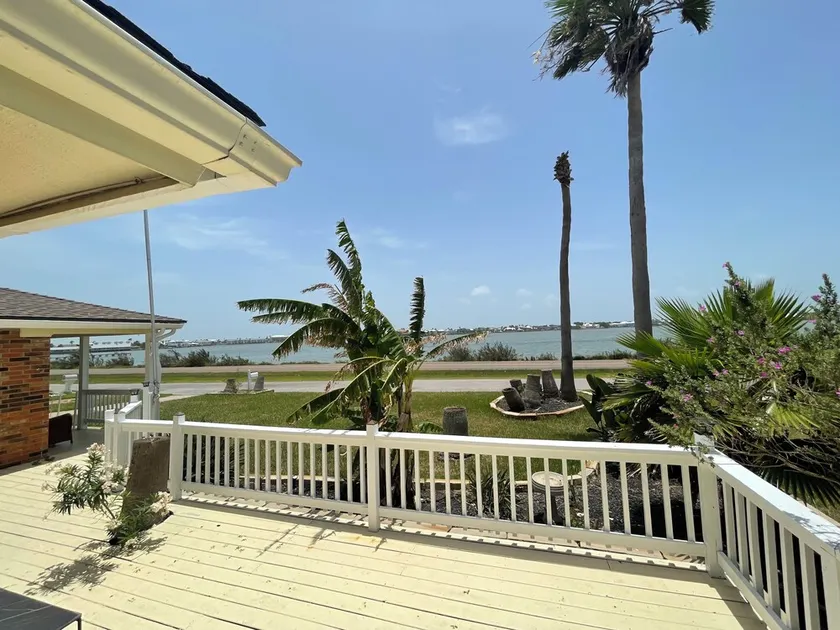 4-bedroom vacation home just 4 minutes to Rockport Beach Park - Image 1