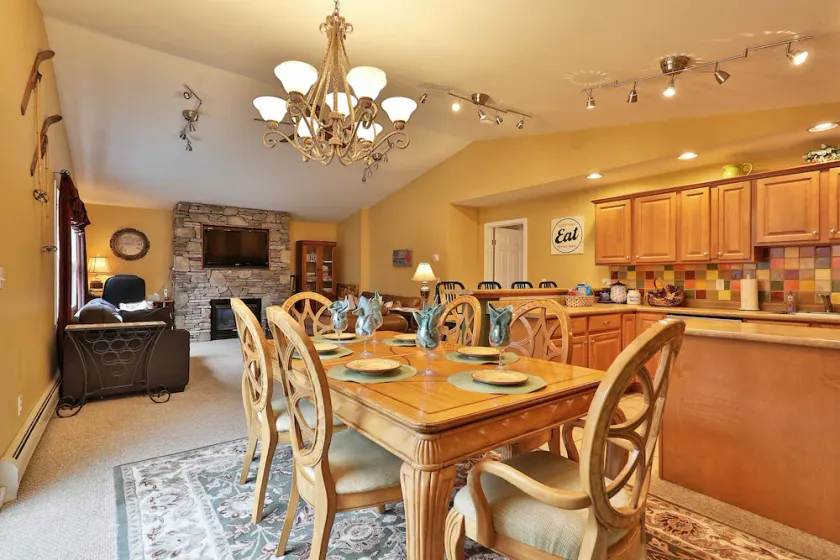 The Tanglewood Lodge- Amazing Ski Home for Groups, Hot Tub, Close to Killington Resort! home - Image 1