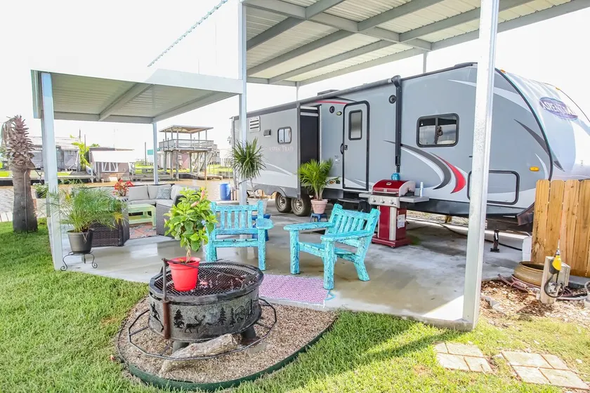 (RV2) Paradise in Sargent. Saltwater canal, minutes to ICW and beach. - Image 1