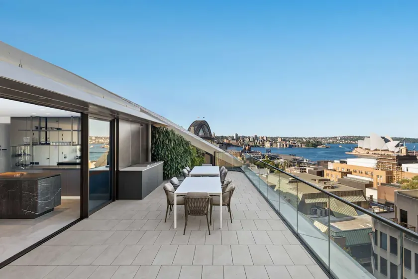 Stunning 3rd floor 2 bed apartment w/ city views - Image 1