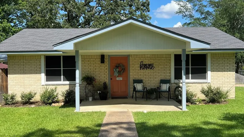 Centrally located. Charming brick home.  Quiet neighborhood. - Image 1