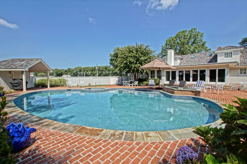 Beautiful custom home on 1.5 acres with large heated saltwater pool and spa! - Image 1
