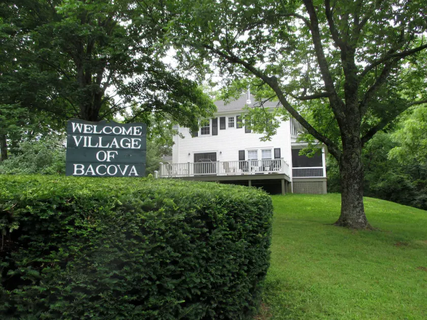 Holly House near Beautiful Trails and River Access - Image 1