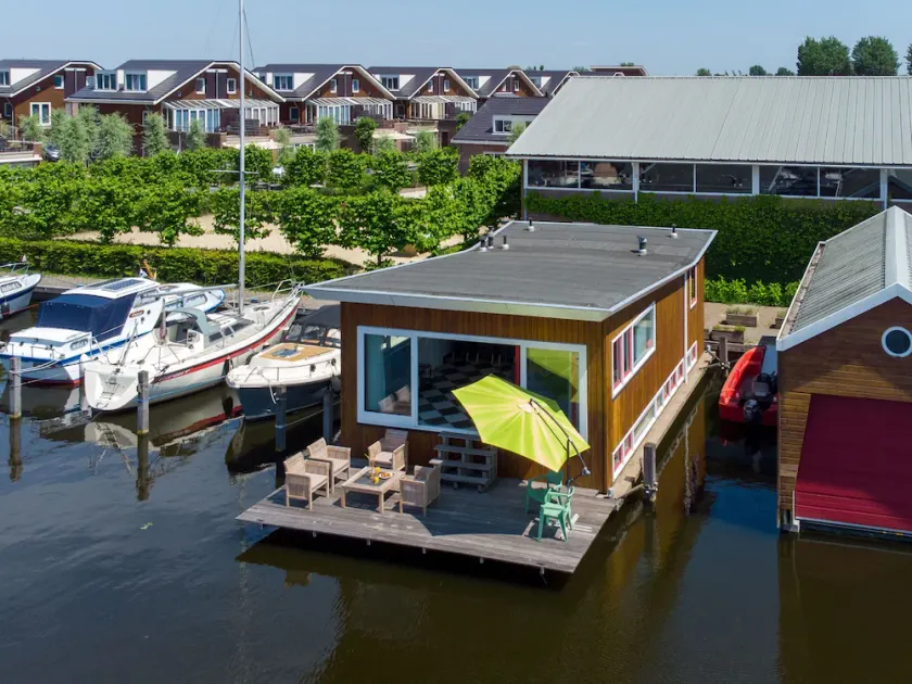 Central houseboat on lake, near beach & cities - Image 1