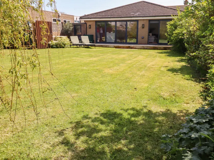 WILLOW, family friendly, country holiday cottage in Beadnell - Image 1
