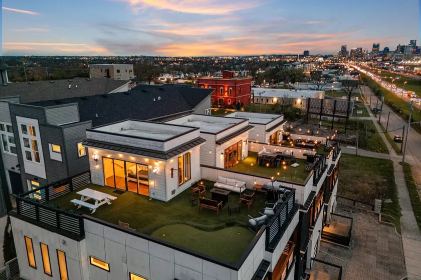 Rooftop Golf, Grill & Firepit w/ a View! Sleep 13! - Image 1