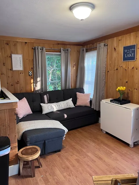Lake Winnie Waterfront cottage w/ sandy beach, short walk to best spots in town! - Image 1