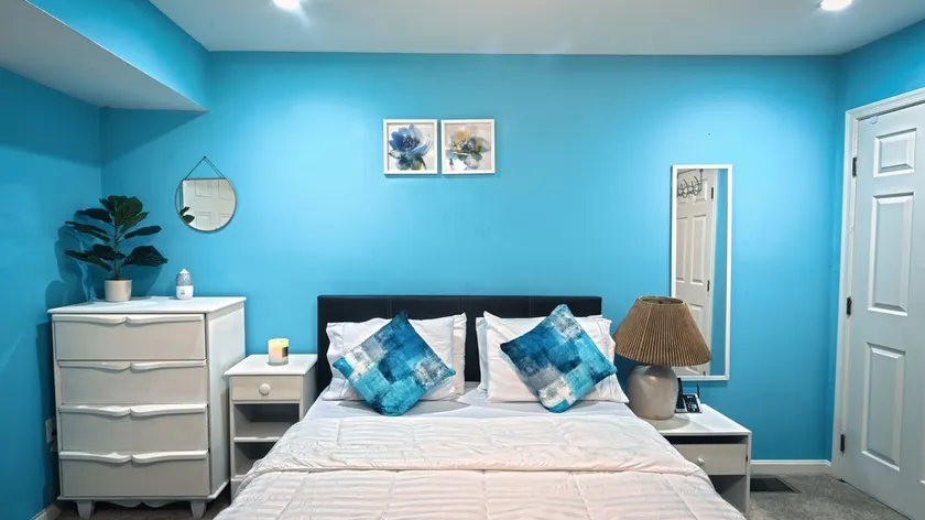 Comfy Blue Studio with Great Amenities - Image 1