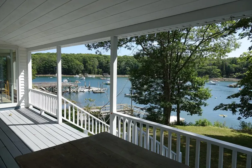 Waterfront sommerhus i South Bristol, m / privat dock og verandaer - Image 1