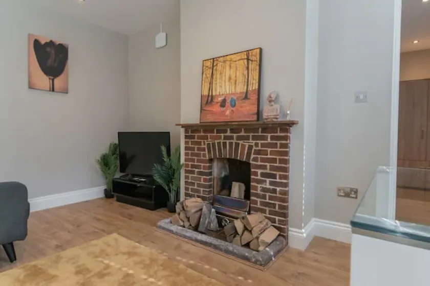 Cozy One Bedroom Cottage With Spacious Garden + BBQ - Image 1