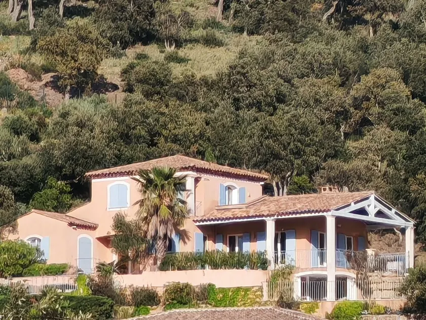 Sainte Maxime: In a residential area of Ste Maxime, overhanging the Golf course, large view on Ste Maxime and the golf of St Tropez, recent  villas for  8 to 10 persons in a quiet and pleasant environement . Easy access to the beaches and Shopping center. - Image 1