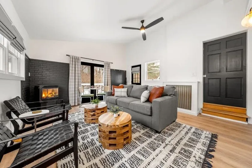 Artist Bluff: Chic 1BR Retreat | King Bed, Fireplace, Private Access - Image 1