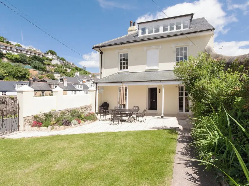 5 bedroom accommodation in Victoria Road - Image 1