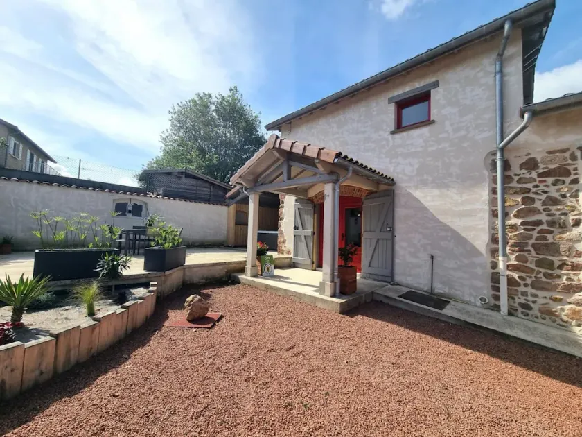 Gîte authentique avec spa et terrasse dans une grange rénovée - Image 1