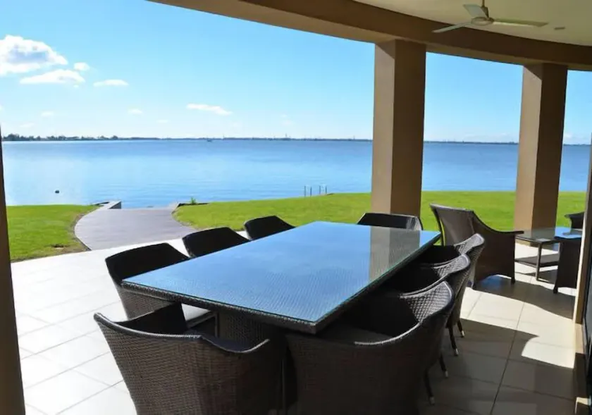 Cypress House directly on Lake Mulwala - Image 1